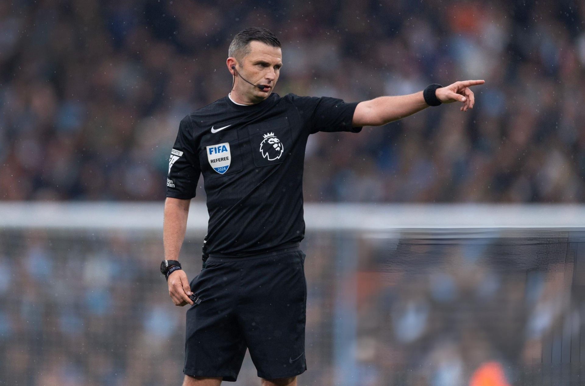 Trọng tài Michael Oliver gây nhiều tranh cãi trận Man City và Arsenal.